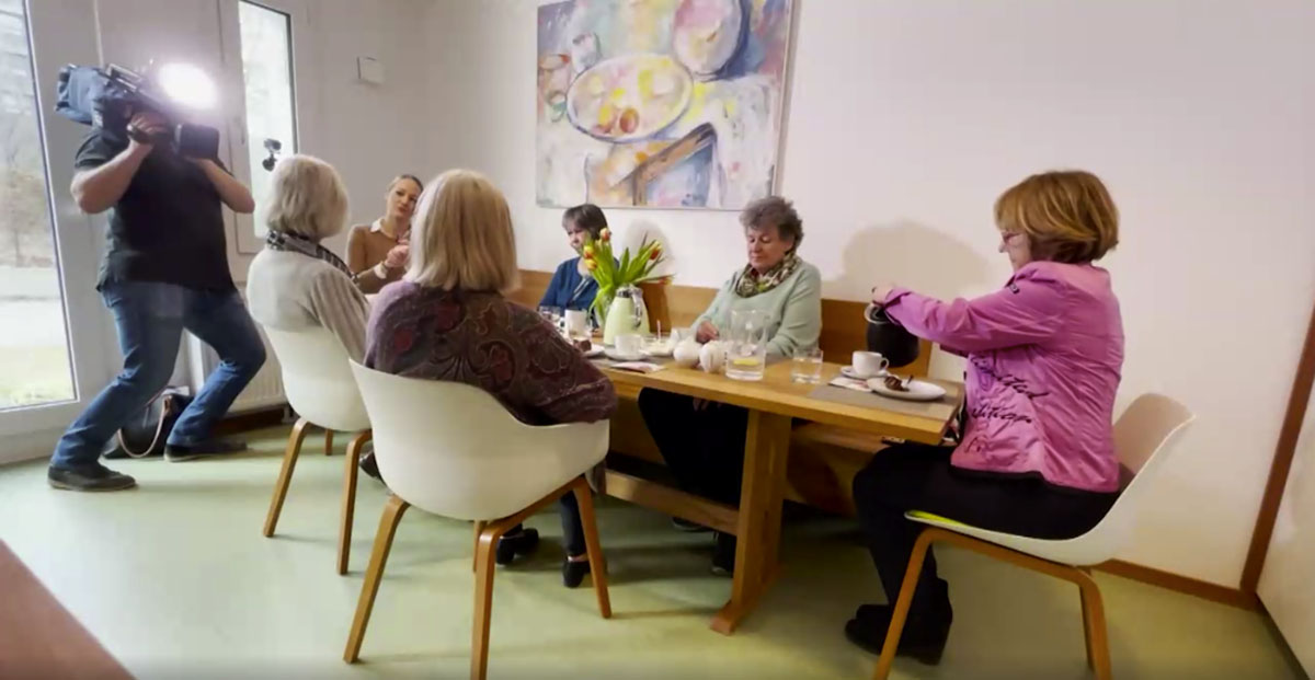 Kaffeetafel mit den Wohnfrauen der Interviewerin und dem Kameramann in Aktion